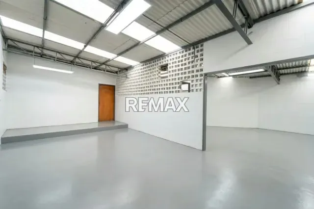 EN ALQUILER LOCAL - GALPÓN EN MONTECRISTO DE 400M2 - 8