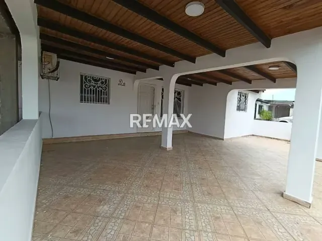 Se Vende acogedora Casa , URB . PRADOS DEL NORTE D - 8