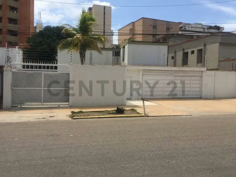 Versátil y amplia casa ideal para oficinas y/o uso residencial