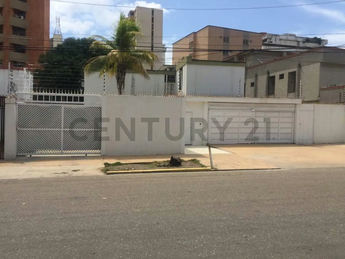 Versátil y amplia casa ideal para oficinas y/o uso residencial