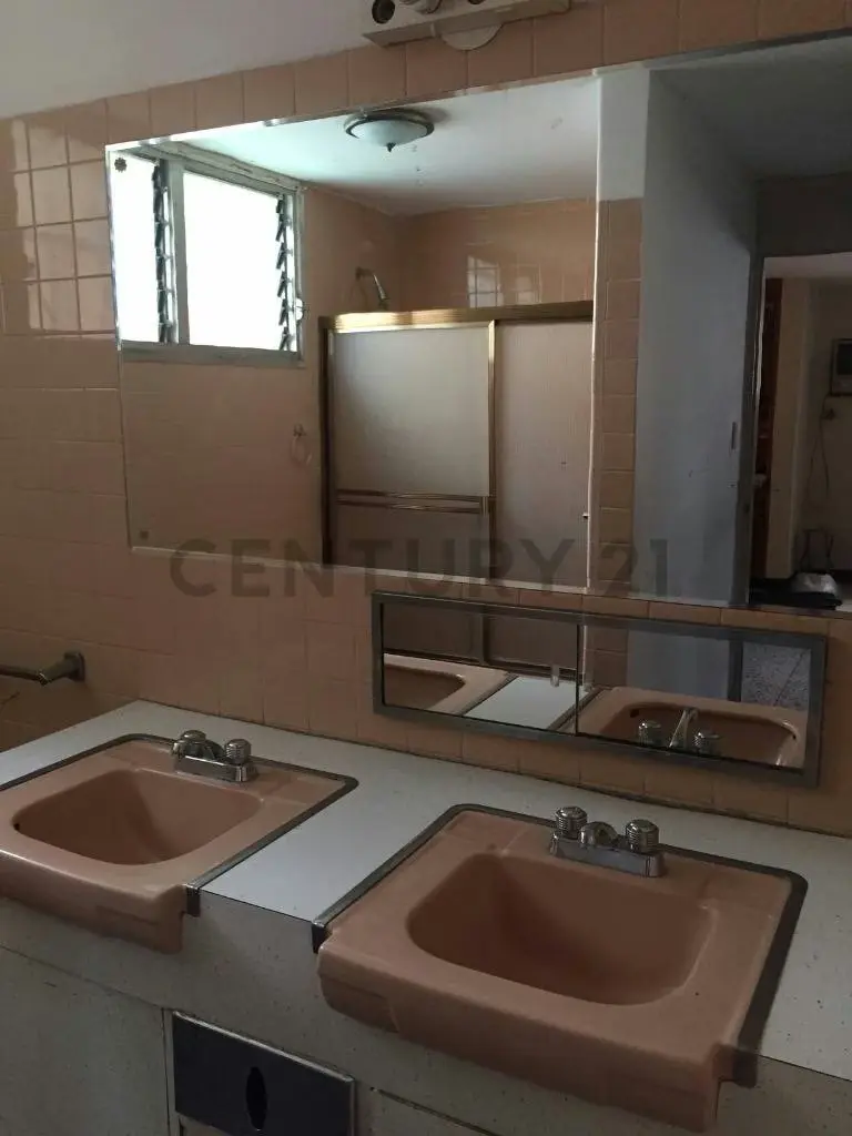 Versátil y amplia casa ideal para oficinas y/o uso residencial - 11