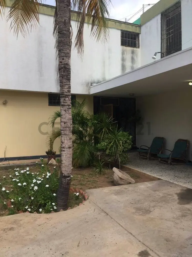 Versátil y amplia casa ideal para oficinas y/o uso residencial - 2