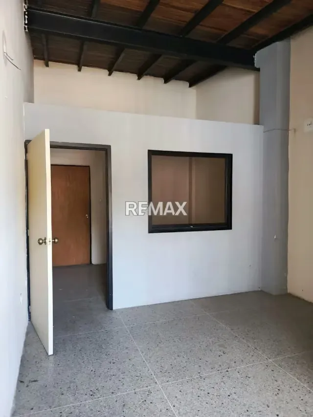 Local Comercial en Alquiler, Ubicado en el CC. Alce en las adyacencias del HUPEC, Sector el Centro, Valera, Estado Trujillo - 4