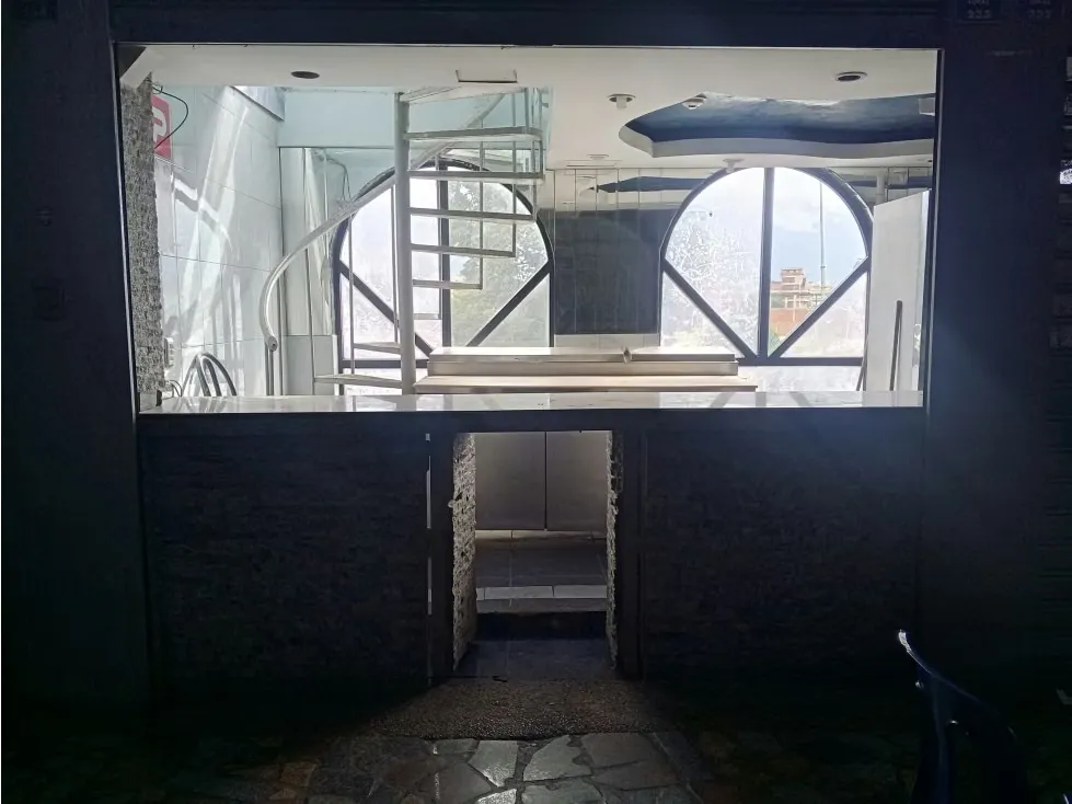 LOCAL EN ALQUILER DE DOS NIVELES EN LA BANDERA DE 20 M2 - 2