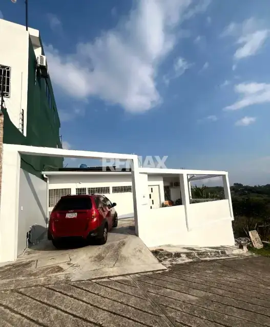 SE VENDE CASA VIA PERIBECA