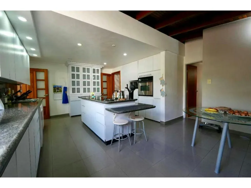 Hermosa casa en venta ubicada en Cumbres de Curumo BARUTA - 20