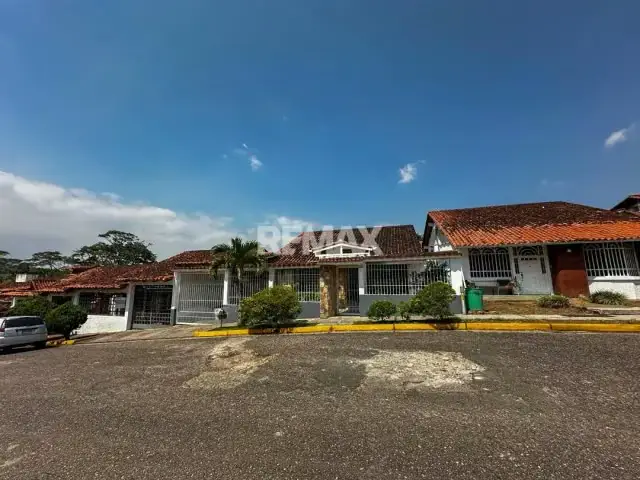En Venta Casa en Venta en San Cristóbal, Colina de Pirineos