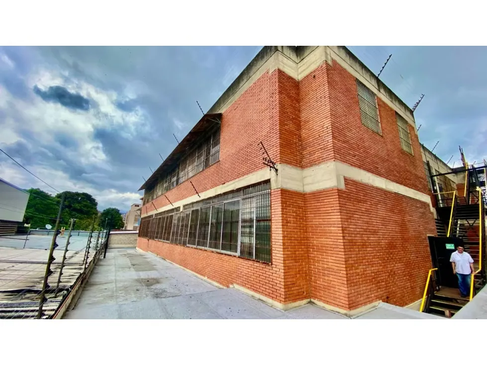 VENTA DE EDIFICIO INDUSTRIAL EN LA URBINA 3.820 M2 - 21