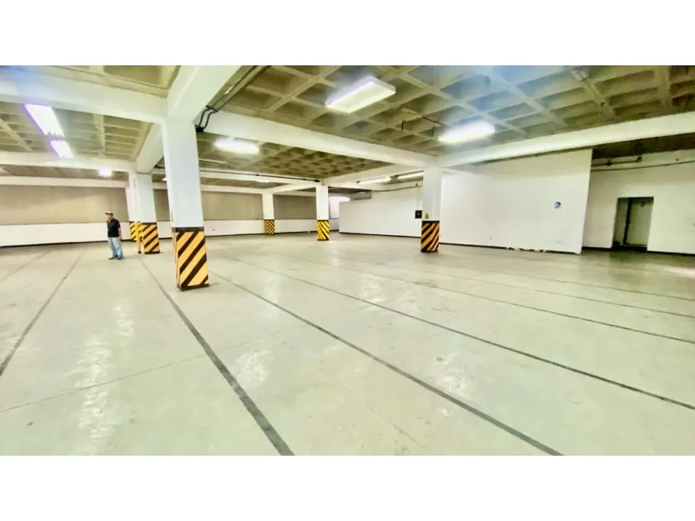 VENTA DE EDIFICIO INDUSTRIAL EN LA URBINA 3.820 M2 - 7
