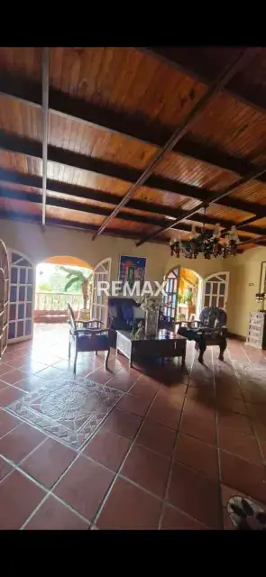 Se Vende Amplia Casa estilo Chalet Mediterráneo en Las Morochas San Diego con Vista 360 y gran Terreno