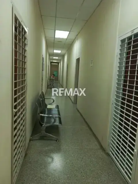 Se vende un local comercial de 15.83 metros cuadrados ubicado en el Centro Comercial Anaya, en la zona centro de Cabudare.