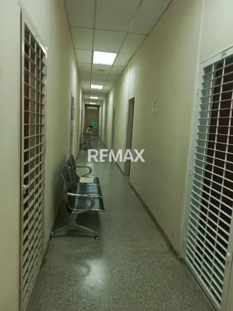 Se vende un local comercial de 15.83 metros cuadrados ubicado en el Centro Comercial Anaya, en la zona centro de Cabudare.