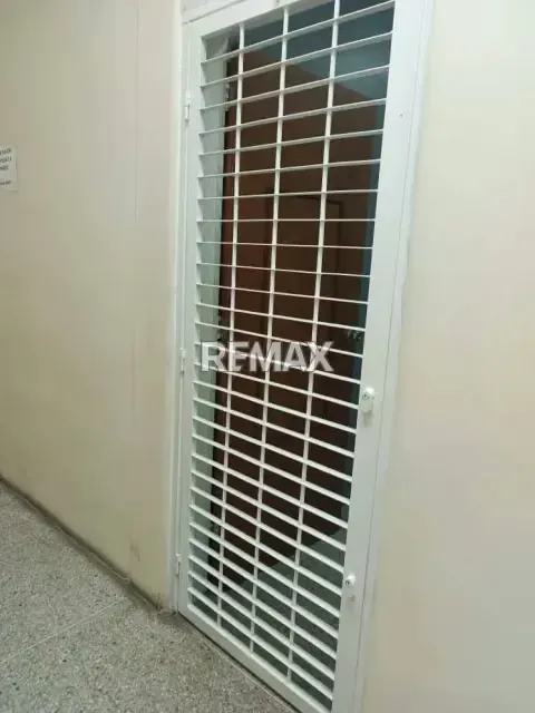 Se vende un local comercial de 15.83 metros cuadrados ubicado en el Centro Comercial Anaya, en la zona centro de Cabudare. - 2