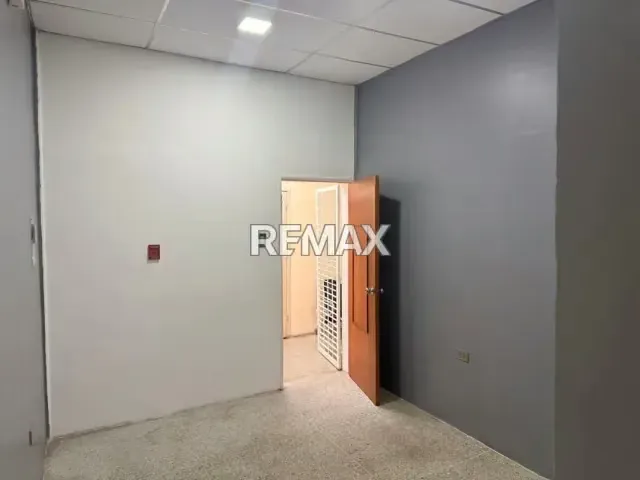 Se vende un local comercial de 15.83 metros cuadrados ubicado en el Centro Comercial Anaya, en la zona centro de Cabudare. - 4