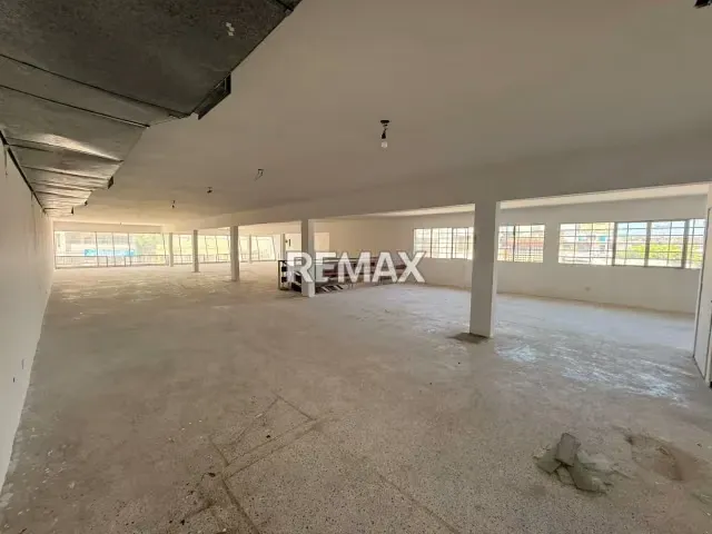 LOCAL COMERCIAL EN ALQUILER EN CIUDAD OJEDA, Ubicado en el Casco Central de la Ciudad, Avenida Bolívar, - 10