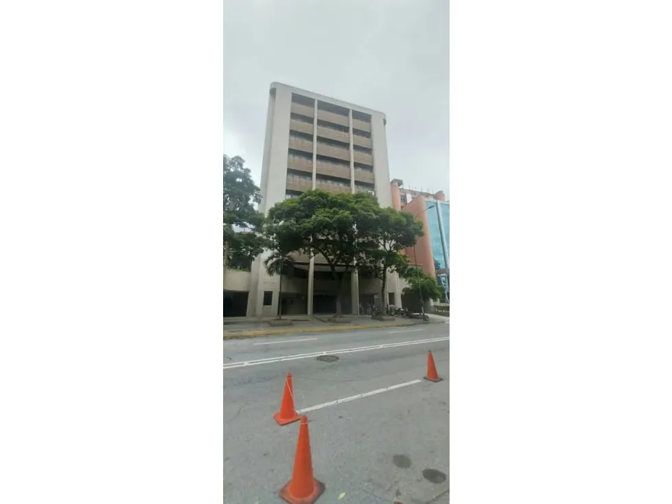 Alquilo local comercial a nivel calle 63+50m2 de terraza El Rosal 9509