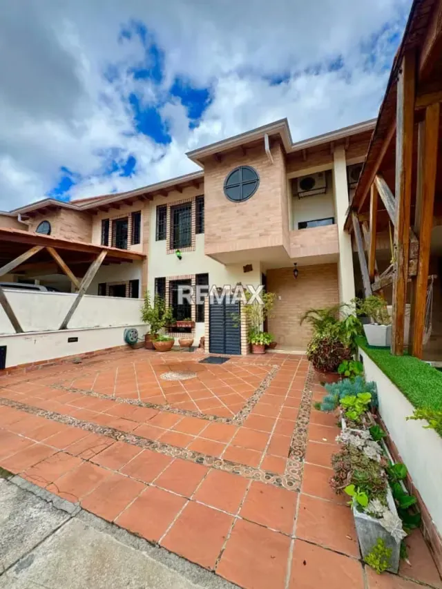 EN VENTA Casa de 3 niveles ubicada en la Urbanización Terrazas de la Castellana San Cristóbal estado Tachira