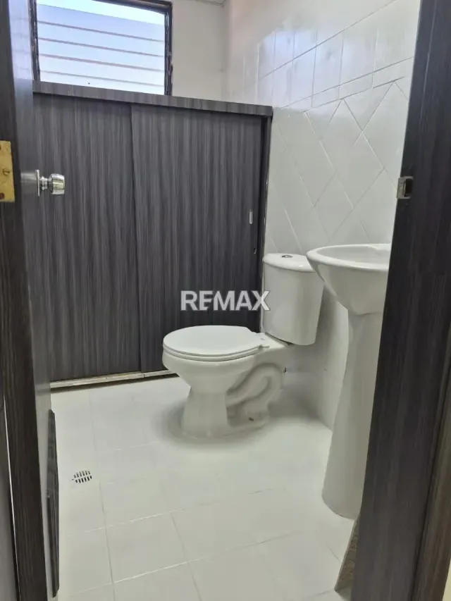 Local Comercial en Venta – Barrio Obrero Torre Capeccio Ubicación y Área: Barrio Obrero, Piso 3 (65 m²). - 11