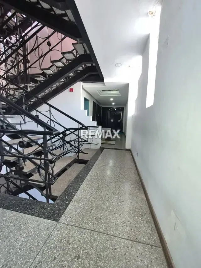 Local Comercial en Venta – Barrio Obrero Torre Capeccio Ubicación y Área: Barrio Obrero, Piso 3 (65 m²). - 3