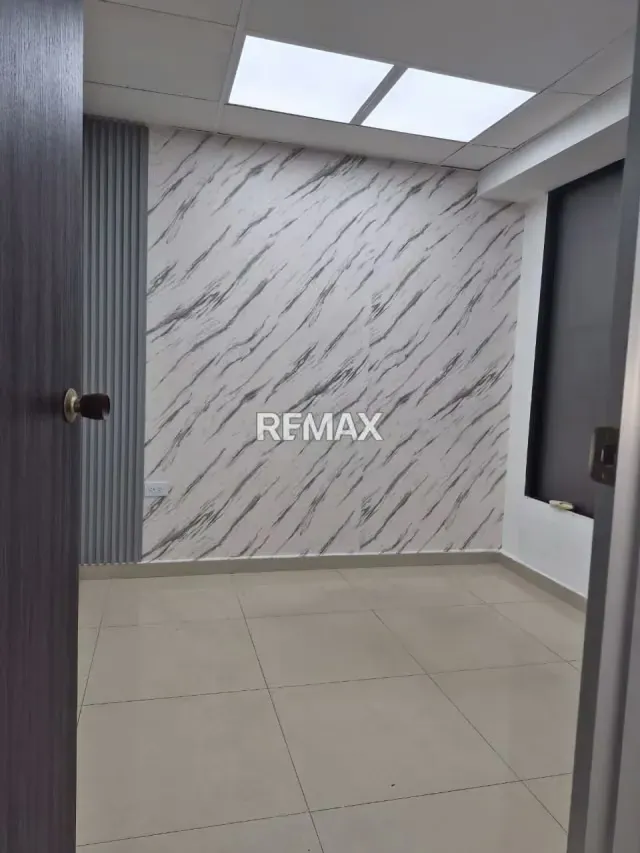 Local Comercial en Venta – Barrio Obrero Torre Capeccio Ubicación y Área: Barrio Obrero, Piso 3 (65 m²). - 4