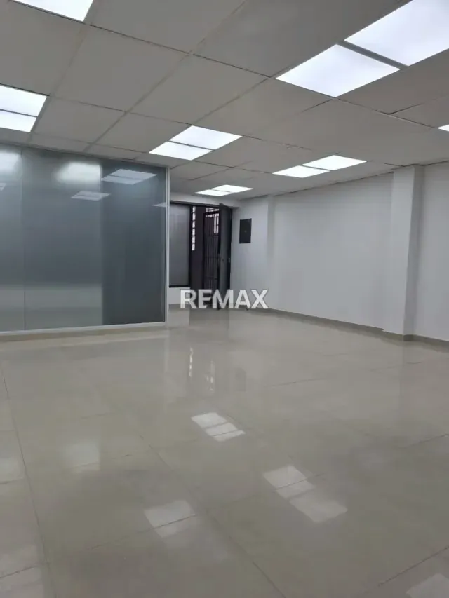 Local Comercial en Venta – Barrio Obrero Torre Capeccio Ubicación y Área: Barrio Obrero, Piso 3 (65 m²). - 5