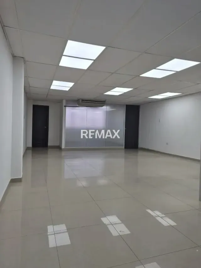 Local Comercial en Venta – Barrio Obrero Torre Capeccio Ubicación y Área: Barrio Obrero, Piso 3 (65 m²). - 6