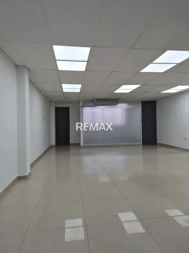 Local Comercial en Venta – Barrio Obrero Torre Capeccio Ubicación y Área: Barrio Obrero, Piso 3 (65 m²). - 7