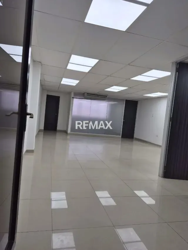 Local Comercial en Venta – Barrio Obrero Torre Capeccio Ubicación y Área: Barrio Obrero, Piso 3 (65 m²). - 9
