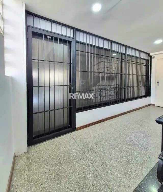Local Comercial en Venta – Barrio Obrero Torre Capeccio Ubicación y Área: Barrio Obrero, Piso 3 (65 m²). - 10