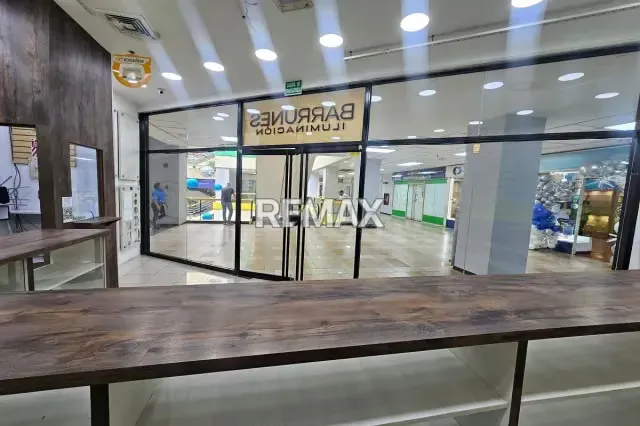 Oportunidad Estratégica: Local Comercial en venta C.C. Metrocenter - 9