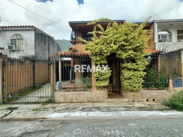 Hermosa CASA-QUINTA DE DOS PLANTAS, EN LA URBANIZACIÓN EL PINAR, zona de montaña, segura y tranquila. Naguanagua.