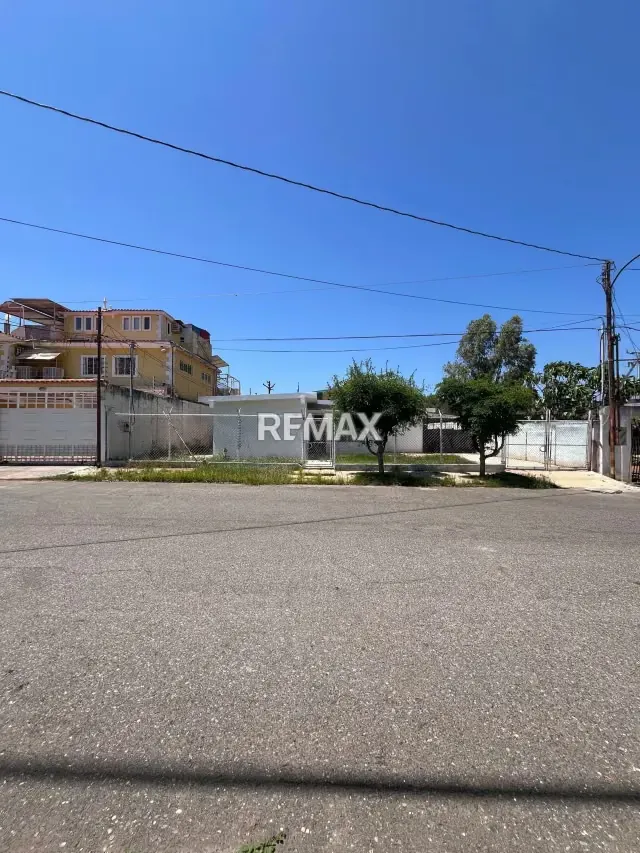 Casa para remodelar en la Urbanización Monte Bello, zona norte.