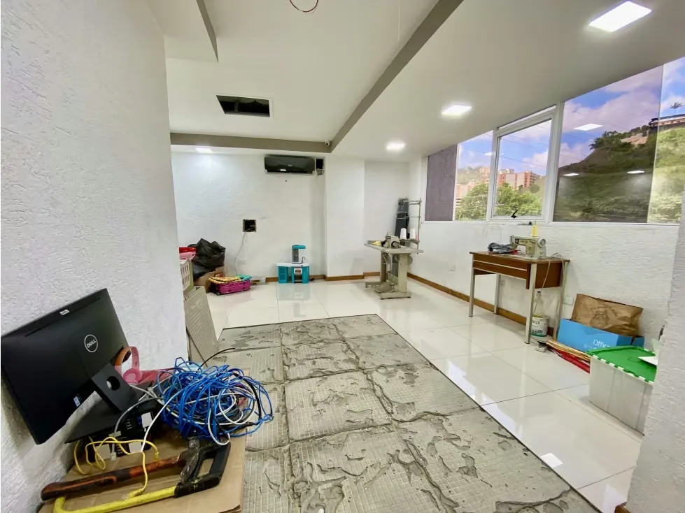 OFICINA o CENTRO GERENCIAL AV. PPAL LA GUAIRITA SANTA CLARA 144 M2 - 2