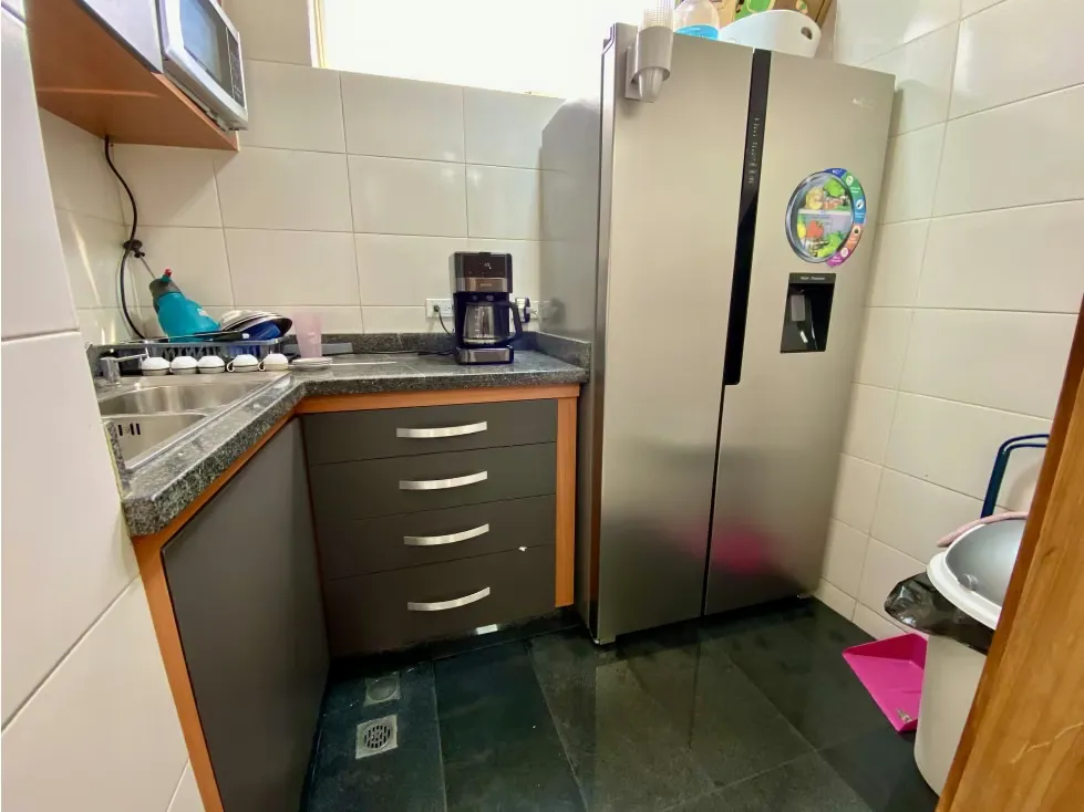 OFICINA o CENTRO GERENCIAL AV. PPAL LA GUAIRITA SANTA CLARA 144 M2 - 5