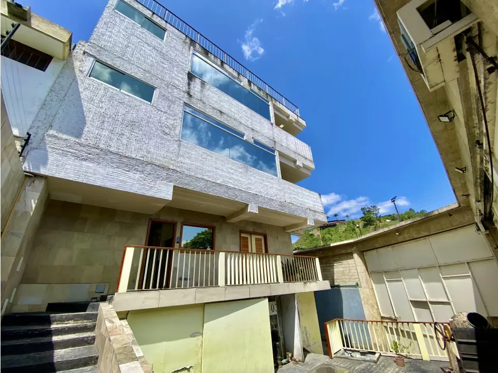 OFICINA o CENTRO GERENCIAL AV. PPAL LA GUAIRITA SANTA CLARA 144 M2 - 7