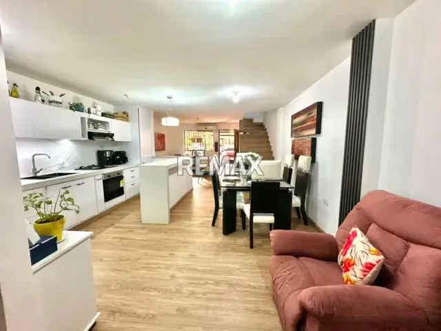 Casa Urb. Privada Los Alpes Av. Demócrata - 15