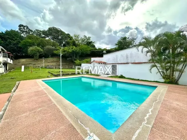 Casa Urb. Privada Los Alpes Av. Demócrata - 16