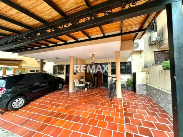 Casa Urb. Privada Los Alpes Av. Demócrata - 2
