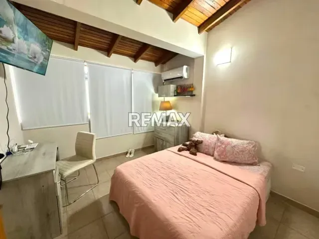 Casa Urb. Privada Los Alpes Av. Demócrata - 10