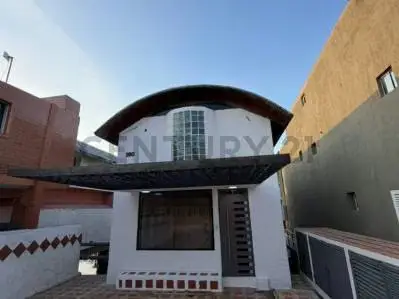 Casa en venta en CASA BOTE C Lecheria con muelle