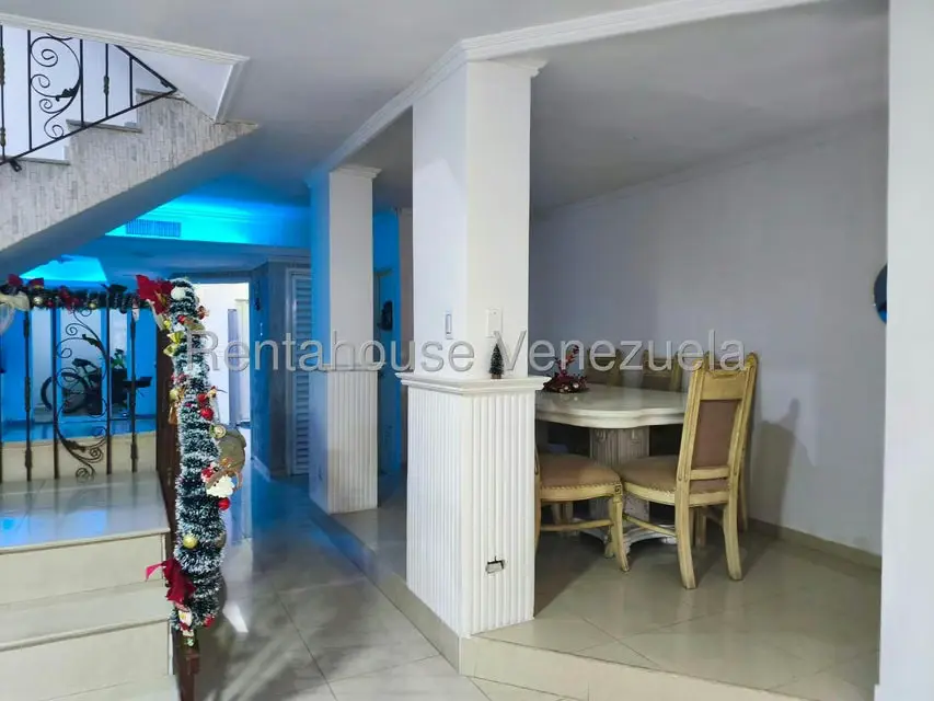 Townhouse (Multiples Niveles) en Venta en Avenida Milagro Norte, Zulia - 3