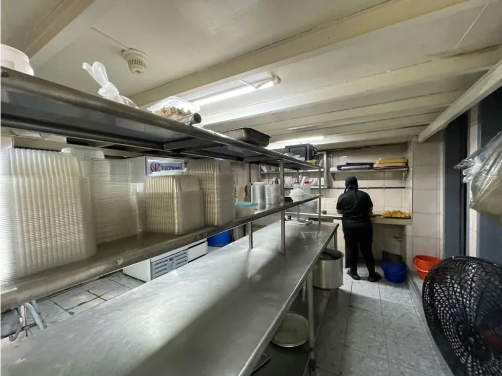 Vendo fondo de comercio Rest de Pollo/Brasa 340m2 Puente Hierro 7408 - 28