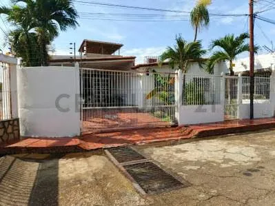 CASA CON LOCAL COMERCIAL
