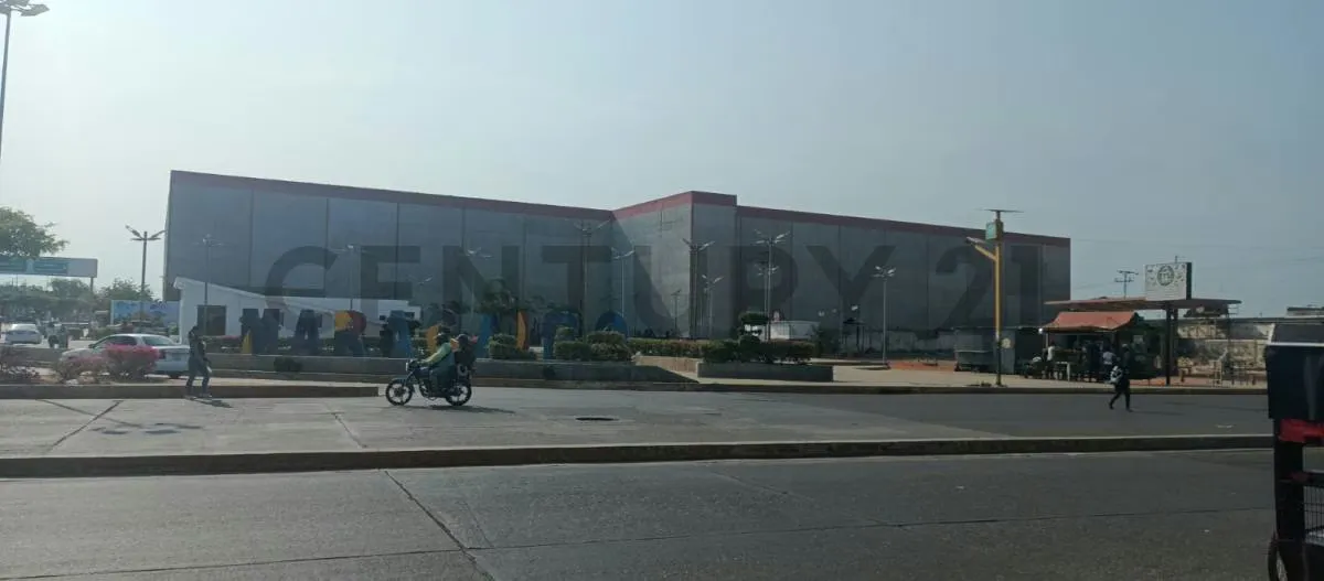 En venta terreno comercial, zona Oeste de Maracaibo, sector Curva de Molina