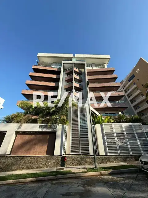 Exclusivo Pent House en Terrazas del Country, Res. Guataparo Lake.