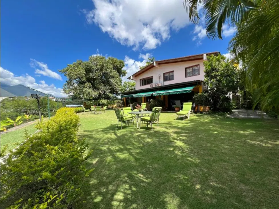 Se vende casa 813m² 3h/4b/4p Lomas del Mirador
