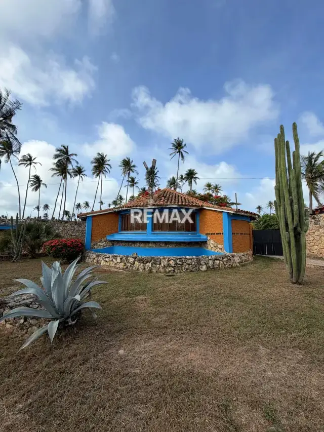 Apartamento en venta con terraza privada en Condominio Los Cayos en Boca de Aroa, Falcon