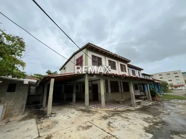 EN VENTA CASA DE OPURTUNIDAD A LA ORILLA DE LA CARRETERA MORÓN CORO EN EL CONJUNTO RESIDENCIAL CORALITO