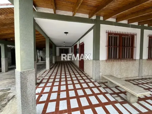 EN VENTA CASA DE OPURTUNIDAD A LA ORILLA DE LA CARRETERA MORÓN CORO EN EL CONJUNTO RESIDENCIAL CORALITO - 2