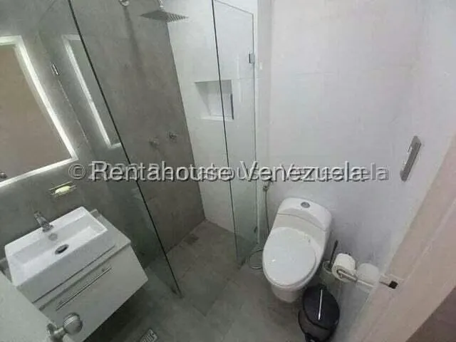 Apartamento (1 Nivel) en Alquiler en Los Palos Grandes, Distrito Metropolitano - 11